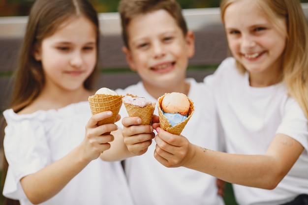 Niños felices sentados juntos cerca y sonrisa