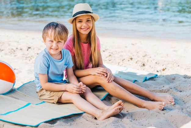 Foto gratuita niños felices sonriendo en la costa