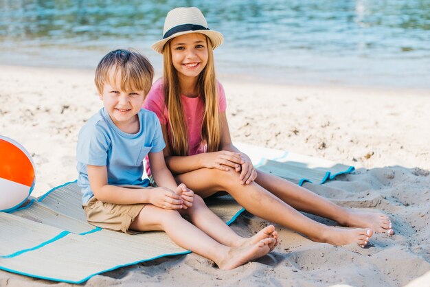 Niños felices sonriendo en la costa