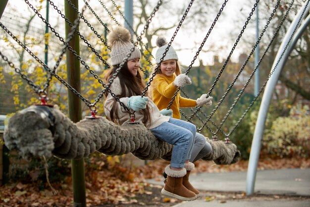 Niños felices de tiro completo al aire libre