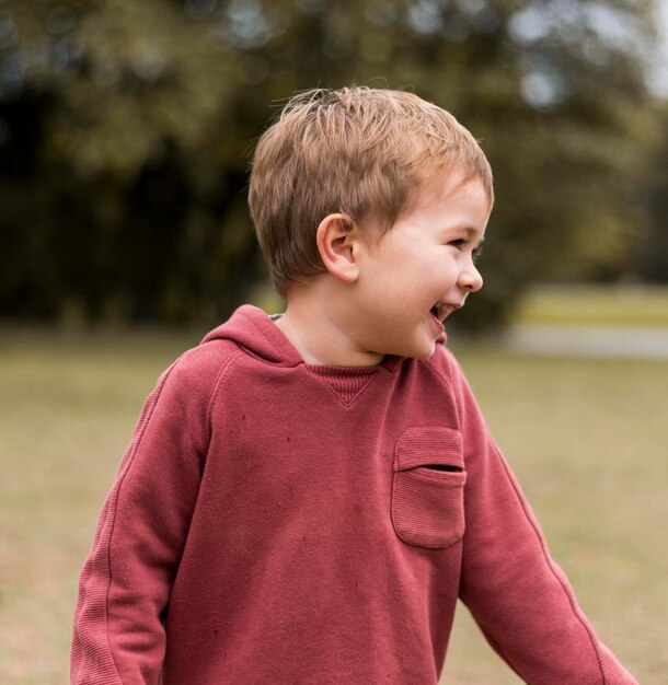 Niños felices de tiro medio al aire libre