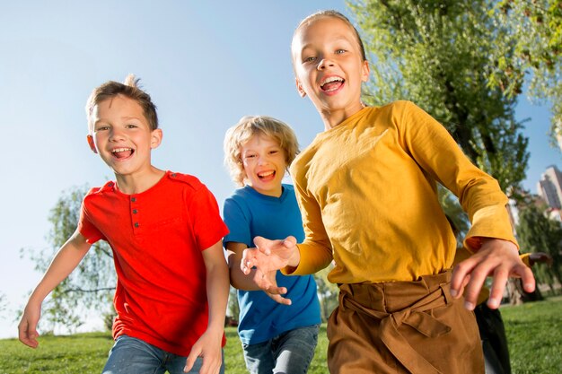 Niños felices de tiro medio al aire libre