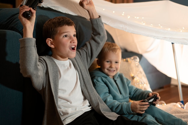 Foto gratuita niños felices de tiro medio en casa