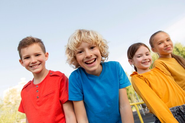 Niños felices de tiro medio fuera