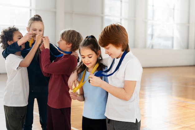 Niños felices de tiro medio con medallas