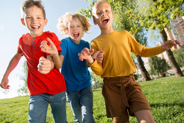 Niños felices de tiro medio en el parque