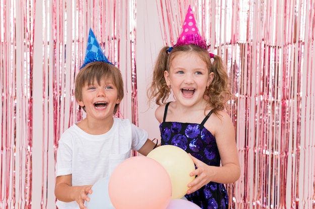 Niños felices de tiro medio posando juntos