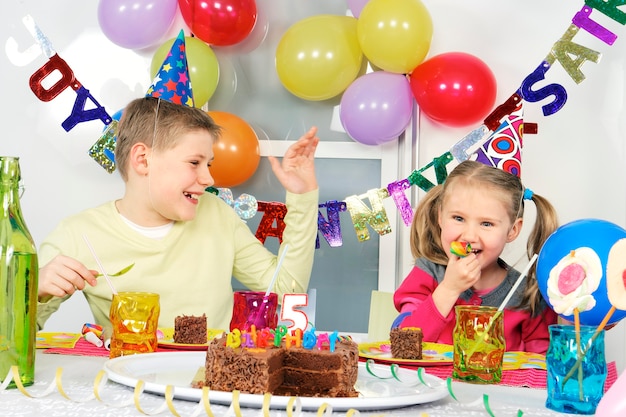 Niños en fiesta de cumpleaños divertida