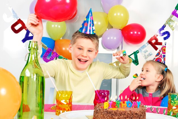 Niños en fiesta de cumpleaños loca