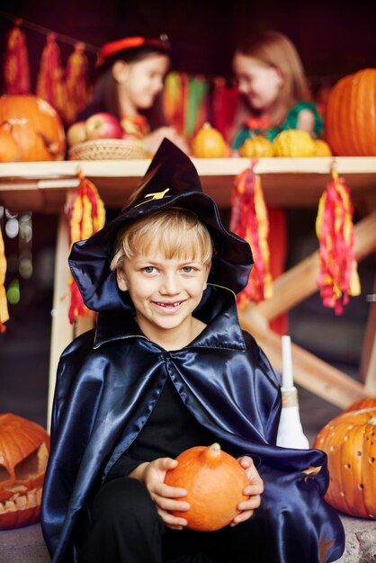 Niños en una fiesta de Halloween muy colorida