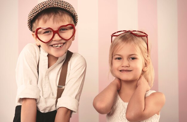 Niños con gafas en forma de corazón