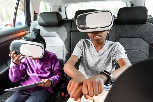 Niños con gafas de realidad virtual.