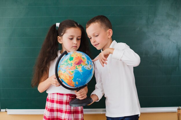 Niños con globo en la clase