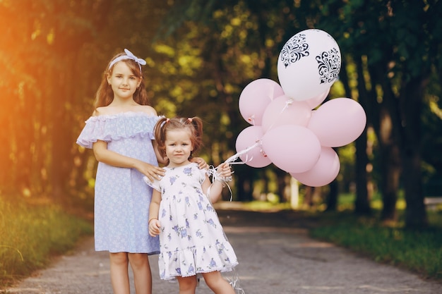 Niños con globos