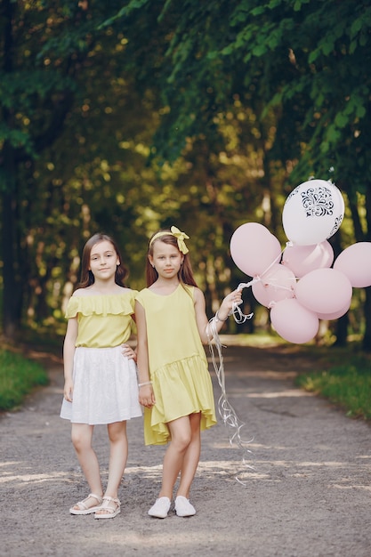 Niños con globos