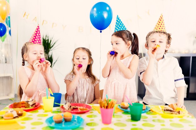 Niños con gorras de colores en la fiesta