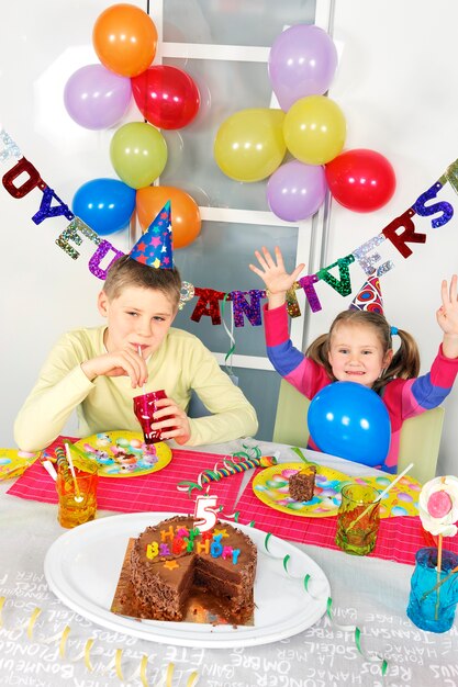 Niños en gran fiesta de cumpleaños divertida