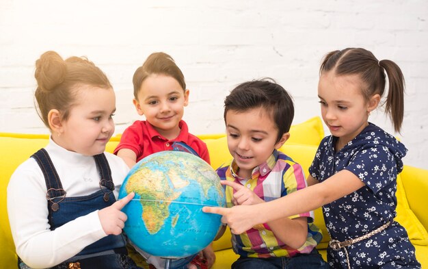 Niños en grupo con un globo terráqueo