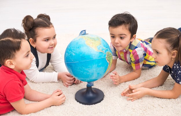 Niños en grupo con un globo terráqueo