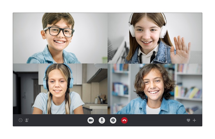 Foto gratuito niños hablando a través de una videollamada.