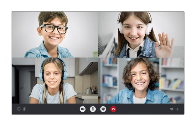 Niños hablando a través de una videollamada.