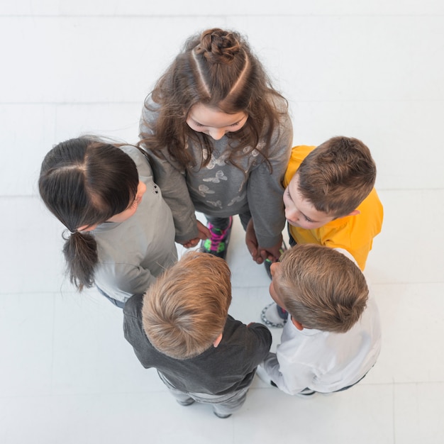 Foto gratuita niños haciendo un círculo