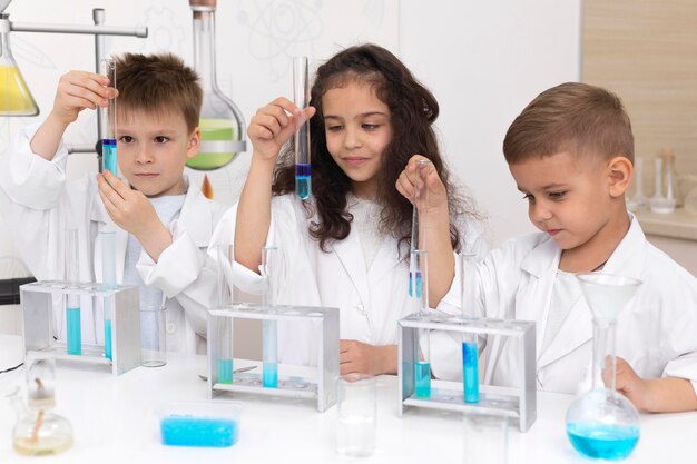 Niños haciendo un experimento químico en la escuela.
