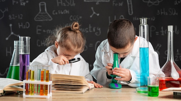 Niños haciendo experimentos en laboratorio.