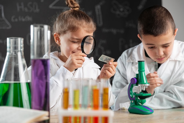 Niños haciendo experimentos en laboratorio.