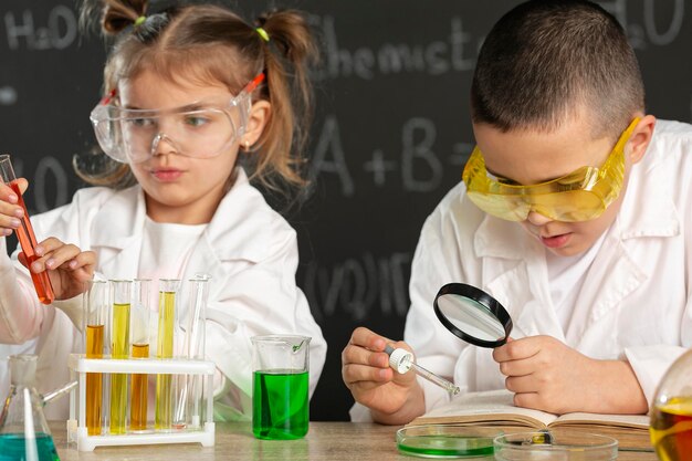 Niños haciendo experimentos en laboratorio.