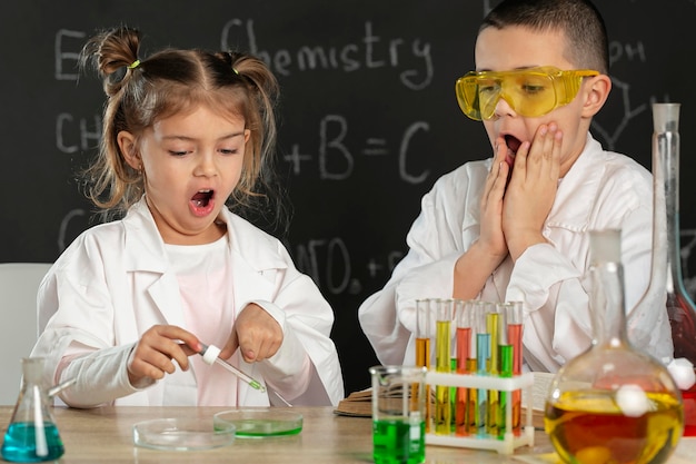 Niños haciendo experimentos en laboratorio.