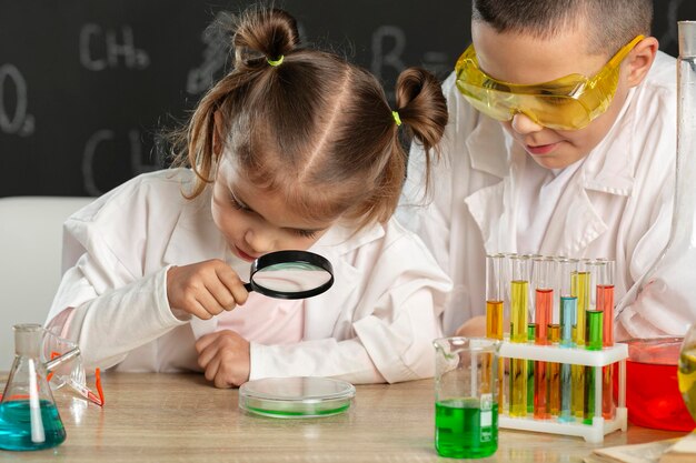 Niños haciendo experimentos en laboratorio.