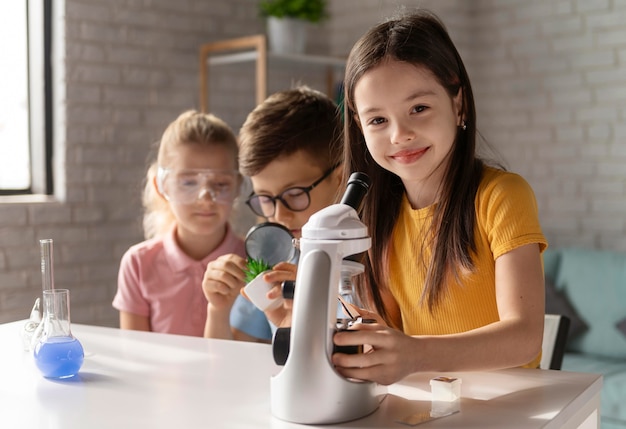 Niños haciendo experimentos de tiro medio.