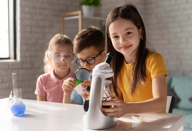 Niños haciendo experimentos de tiro medio.