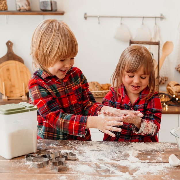 Foto gratuita niños haciendo galletas de navidad