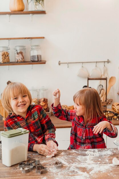 Niños haciendo galletas de Navidad