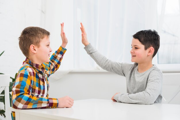 Niños haciendo high five