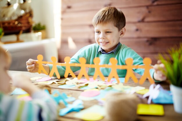 Niños haciendo papercraft