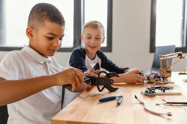 Niños haciendo robot