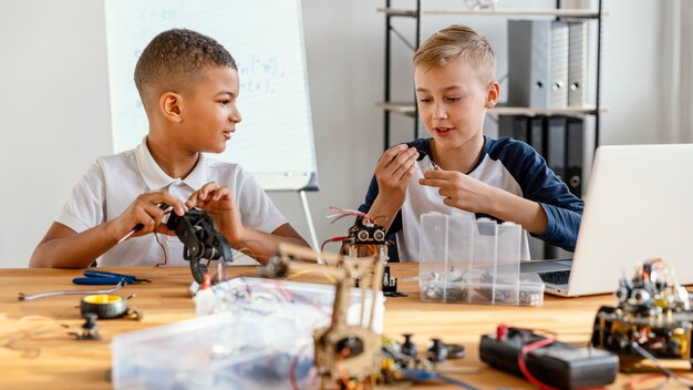 Niños haciendo robot