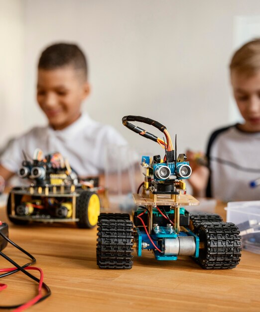 Niños haciendo robot