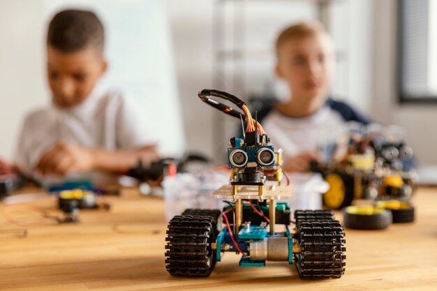 Niños haciendo robot