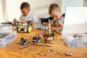Foto gratuita niños haciendo robot
