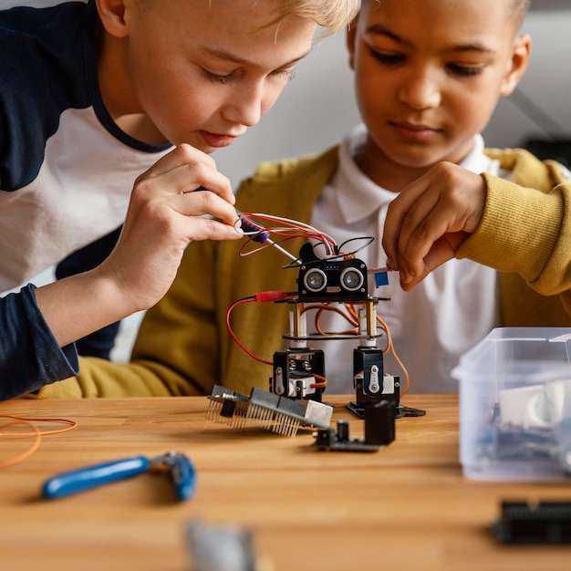 Niños haciendo robot