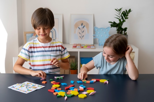 Niños haciendo rompecabezas juntos vista frontal