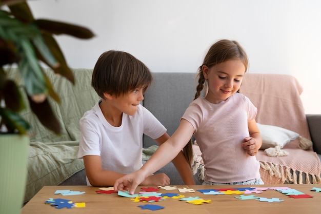 Niños haciendo rompecabezas juntos vista frontal