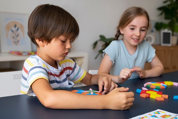 Foto gratuito niños haciendo rompecabezas juntos vista lateral