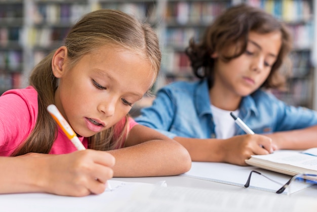 Niños haciendo la tarea juntos