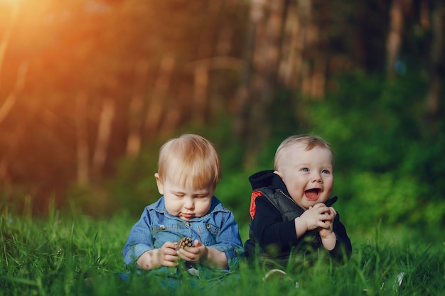 niños en la hierba