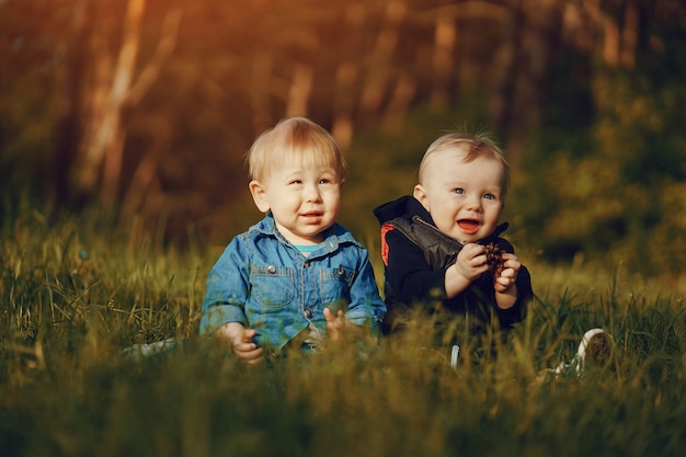 niños en la hierba